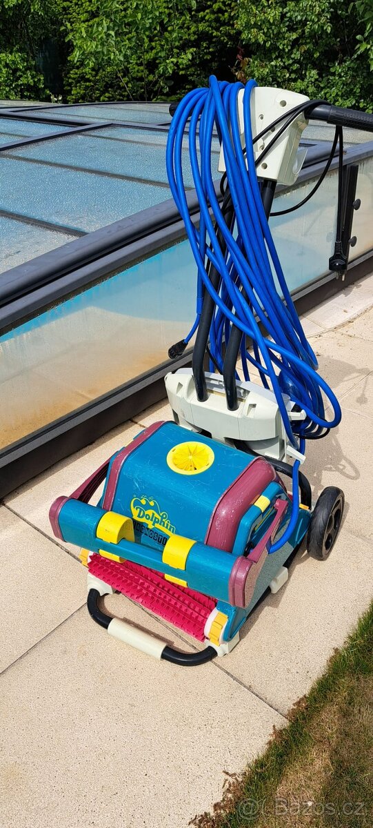 Bazénový robotický vysavač Dolphin