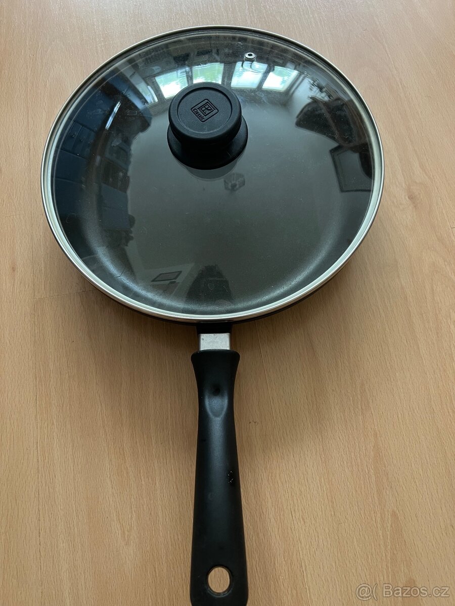 Prodám teflonovou panvici s poklici