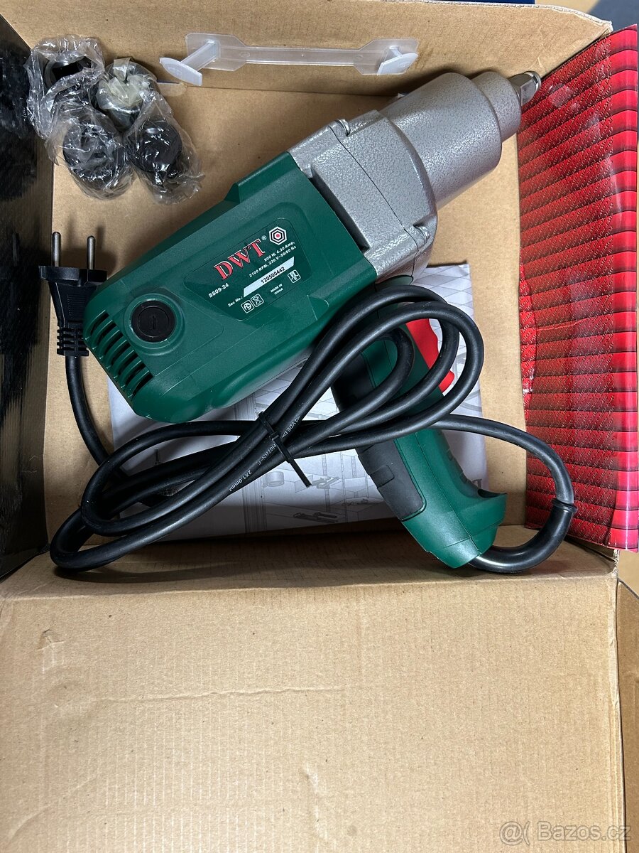 SS09-24 - elektrický rázový utahovák 900 W DWT