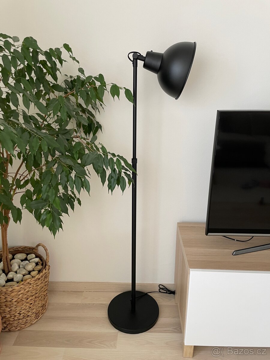 Stojací lampa černá
