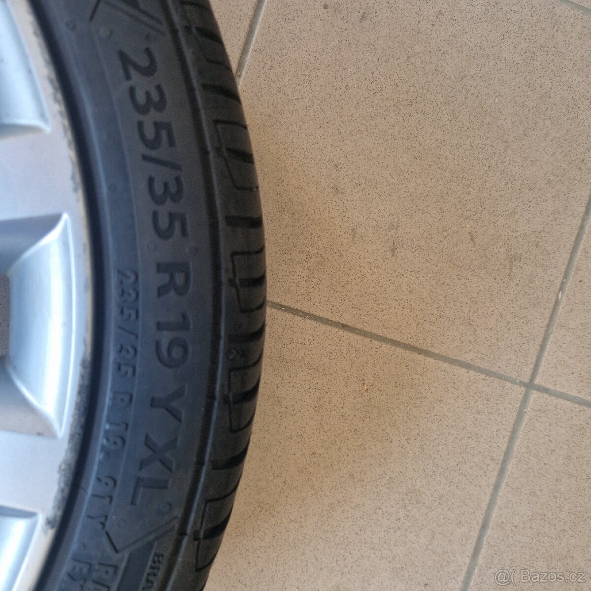 Letni pneu 235 35 19