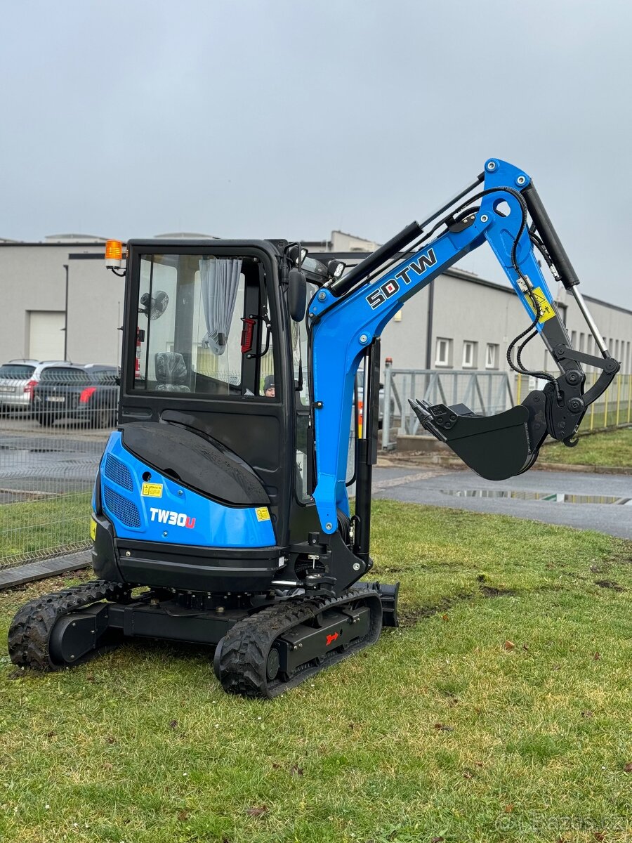 Bagr D3000 KUBOTA VČETNĚ LŽIC A SVAHOVKY+VRTÁK