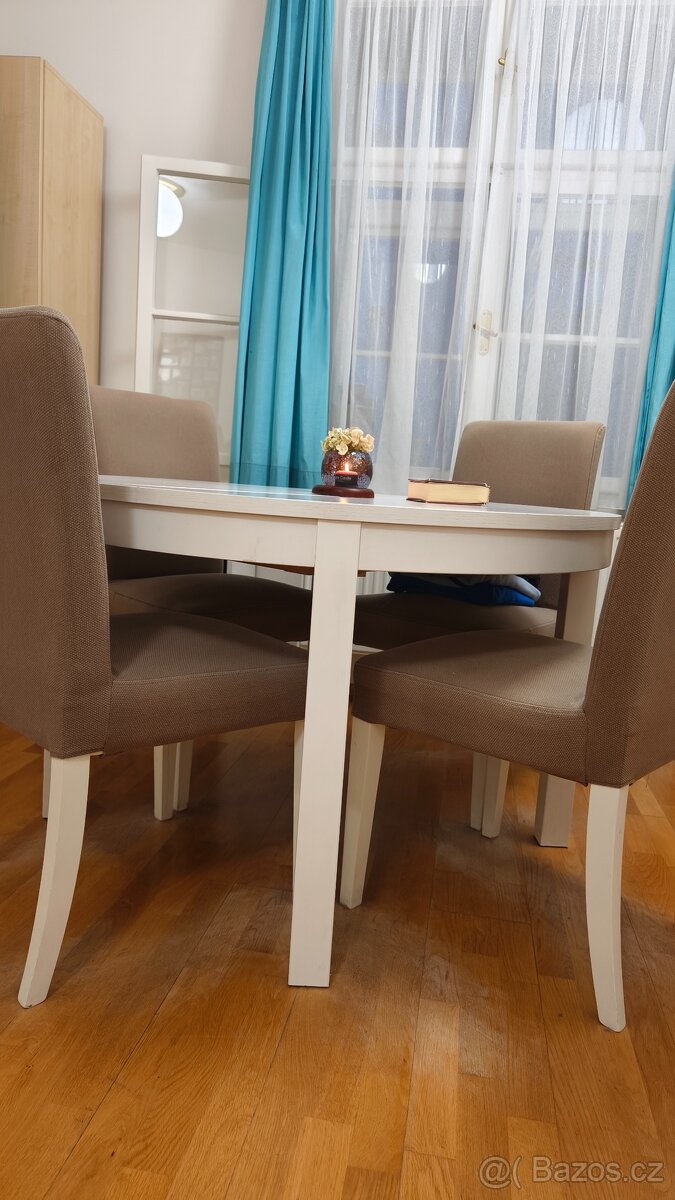 Jídelní rozkládací stůl (masiv) + 4 židle