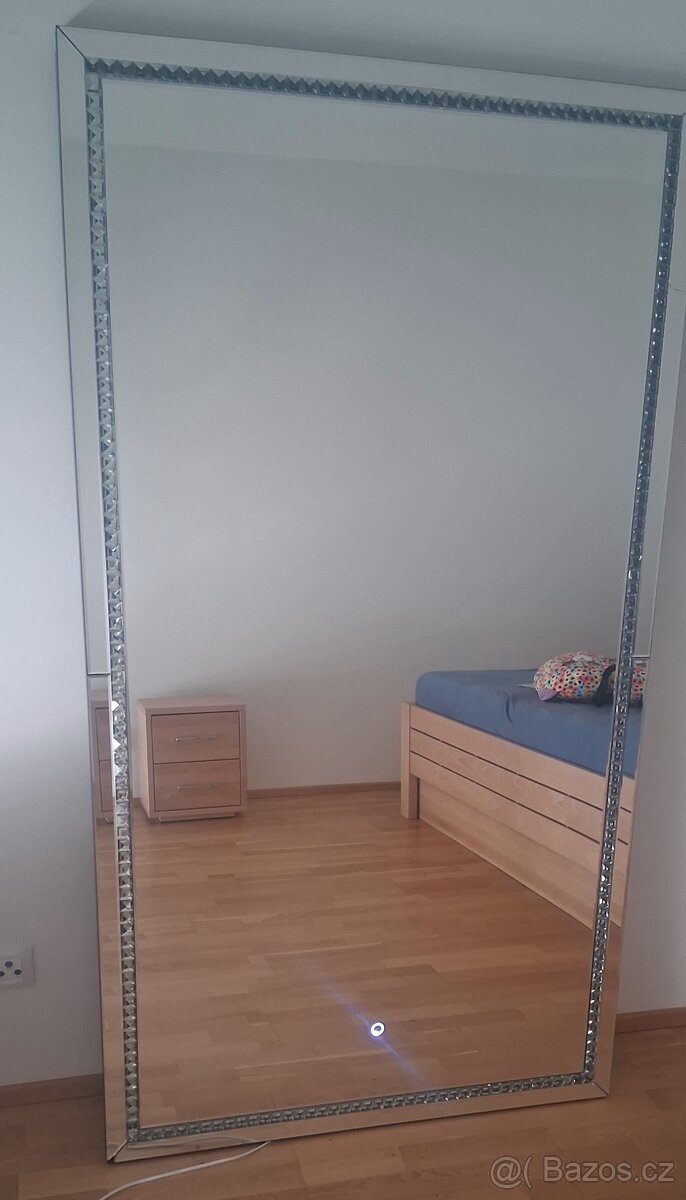 Zrcadlo nástěnné s LED podsvicenim