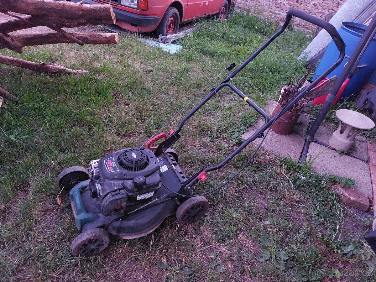 Benzínová sekačka Parkside s motorem Briggs&Stratton.