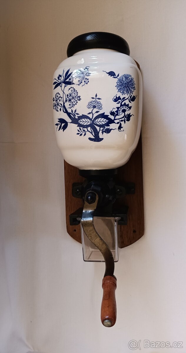 Porcelánový mlýnek na kávu - cibulák