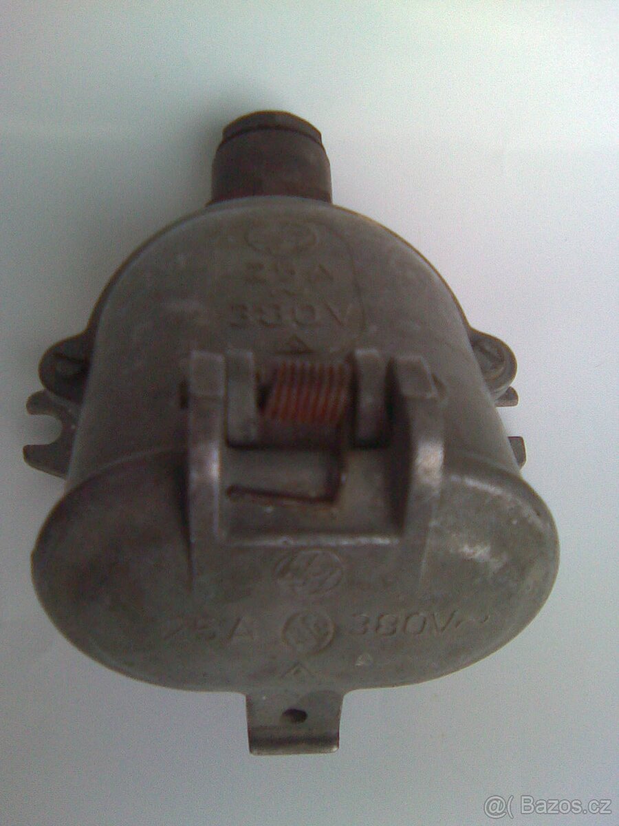 Zásuvka 380 V, 25 A.