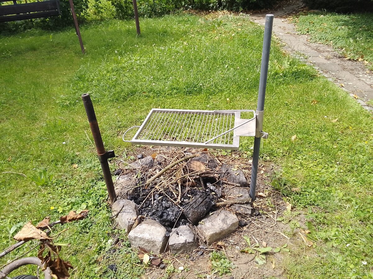 Nerezový otočný rošt