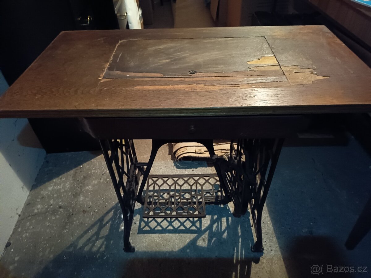 Šicí stroj Bobbin se starožitnou výbavou