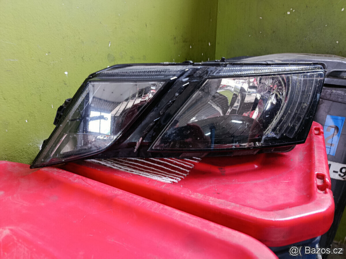 Škoda Oktavia 3-přední levé světlo.Perfektní.