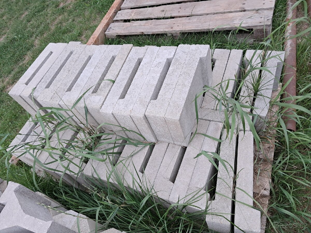 Zákrytová deska podezdívky plotu