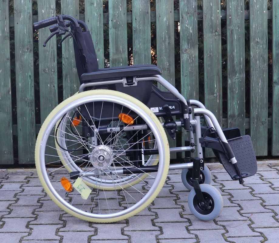 023-Mechanický invalidní vozík Meyra.