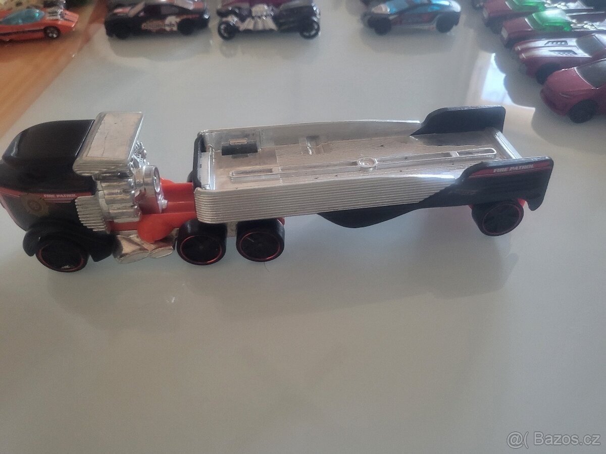 Kamion Hotwheels.