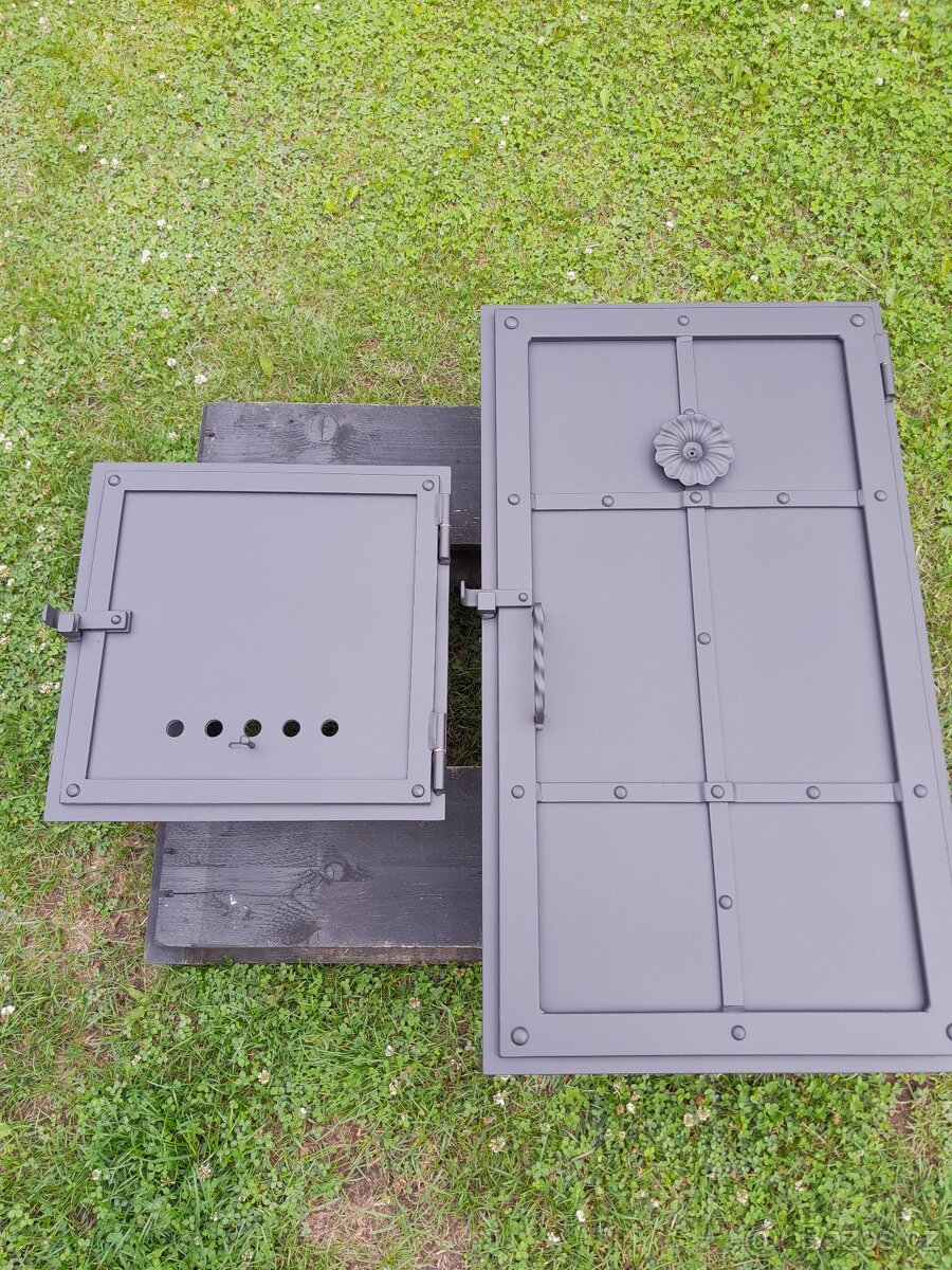 Set dvířek k udírně a topeništi