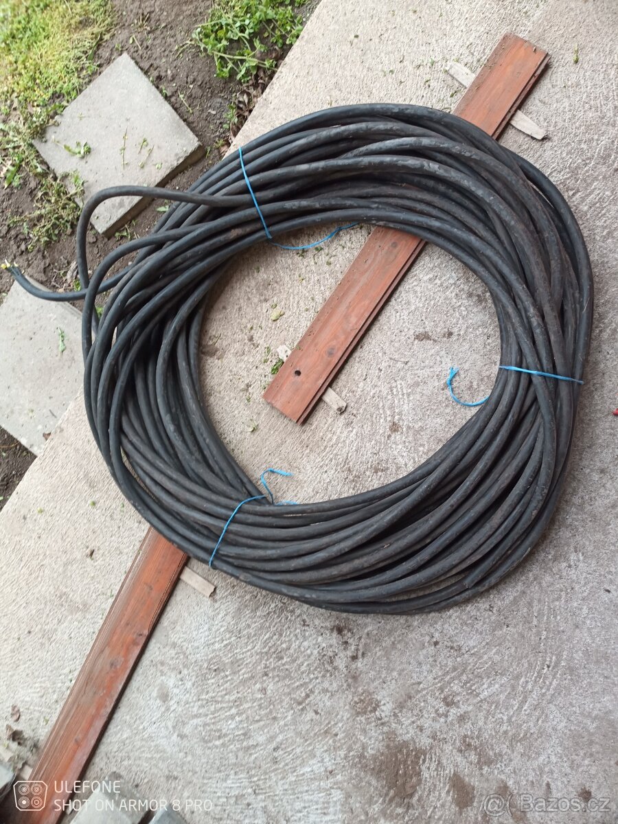 Gumový kabel.
