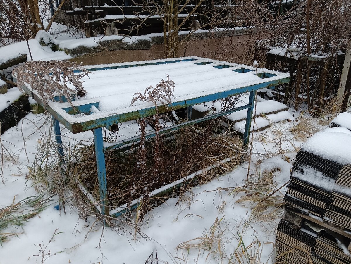 Kovový pracovní stůl 1300x2000xv1000mm, cca 40 kg