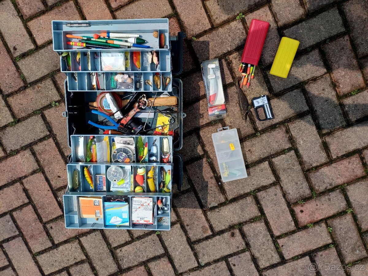Rybářský kufřík plný návnad, třpytek, voblerů
