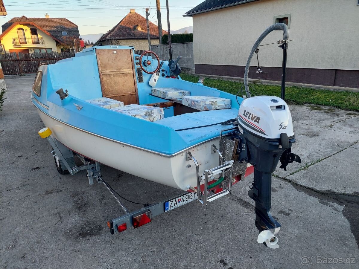 Kajutový motorový člun