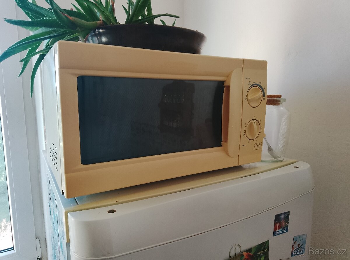 Prodám starou mikrovlnku, plně funkční