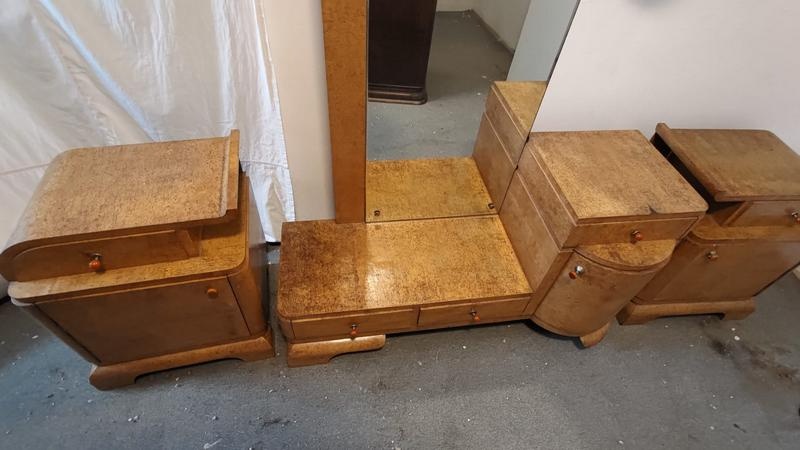 NOČNÍ STOLKY + TOALETNÍ STOLEK SE ZRCADLEM + SKŘÍŇ
