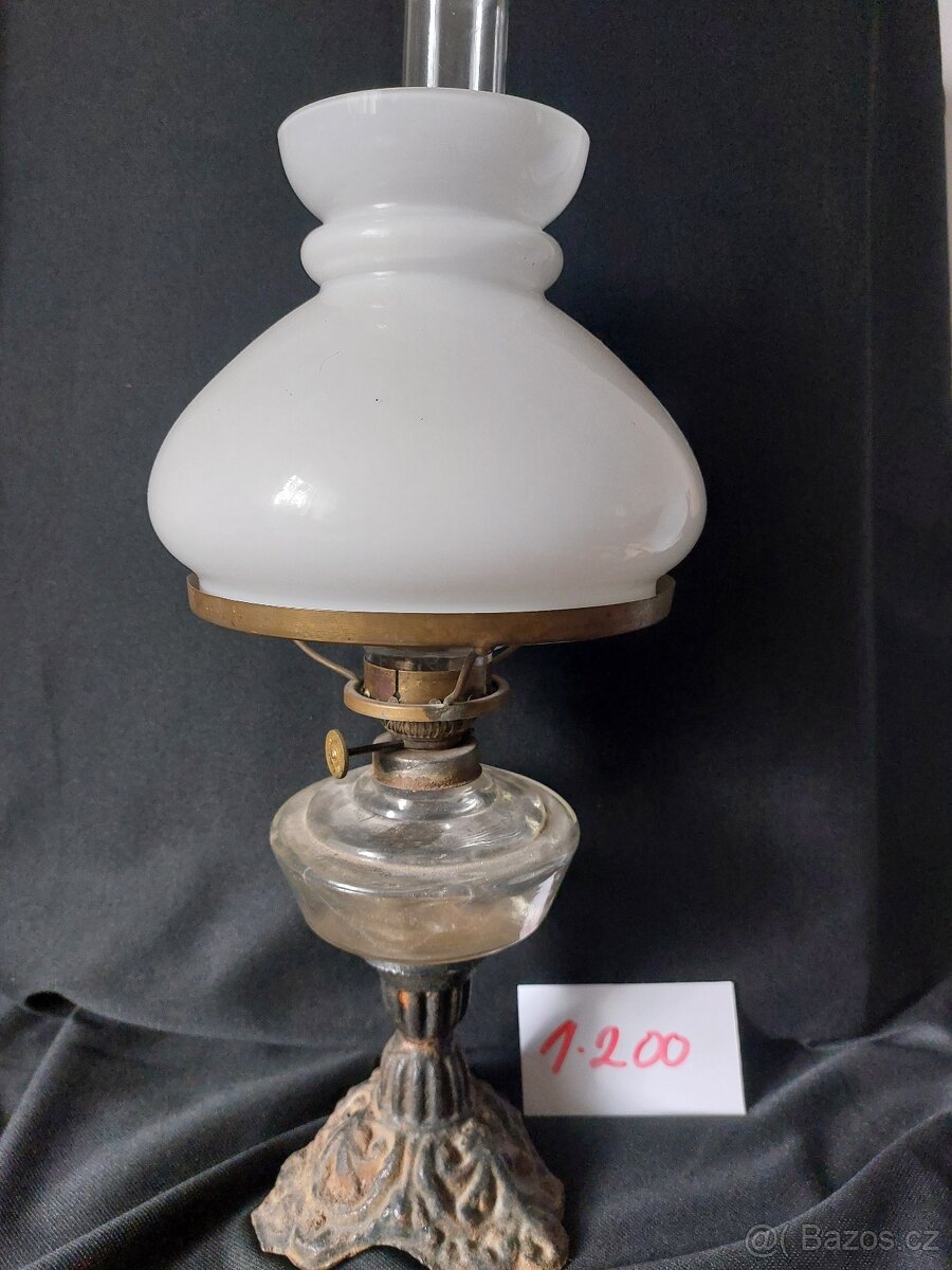 Petrolejová lampa na noze