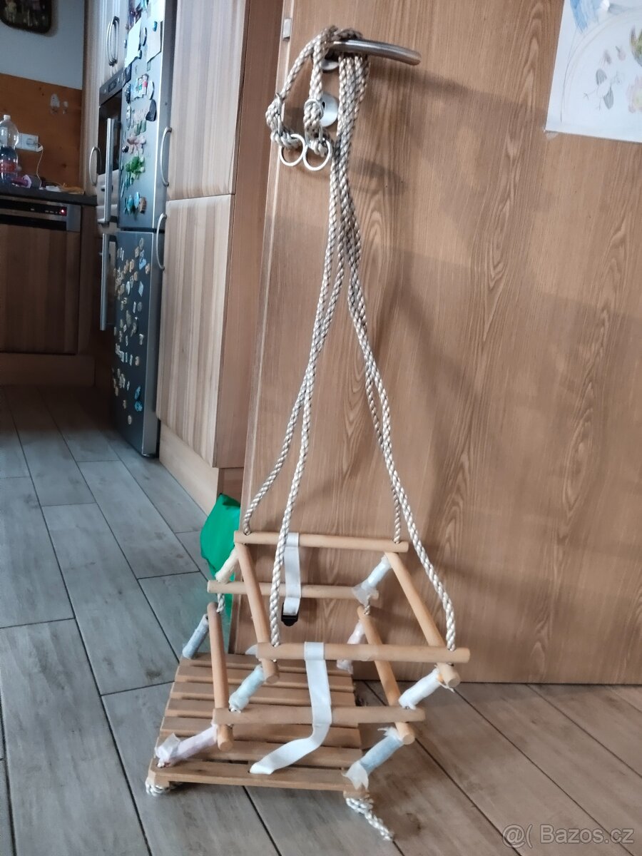 Dětská dřevěná houpačka pro děti