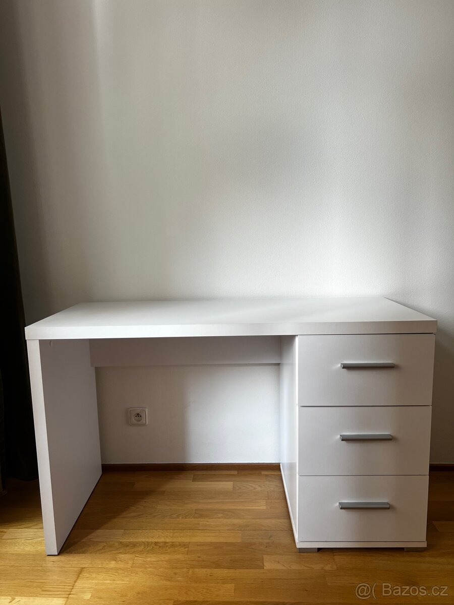 Bílý psací stůl
