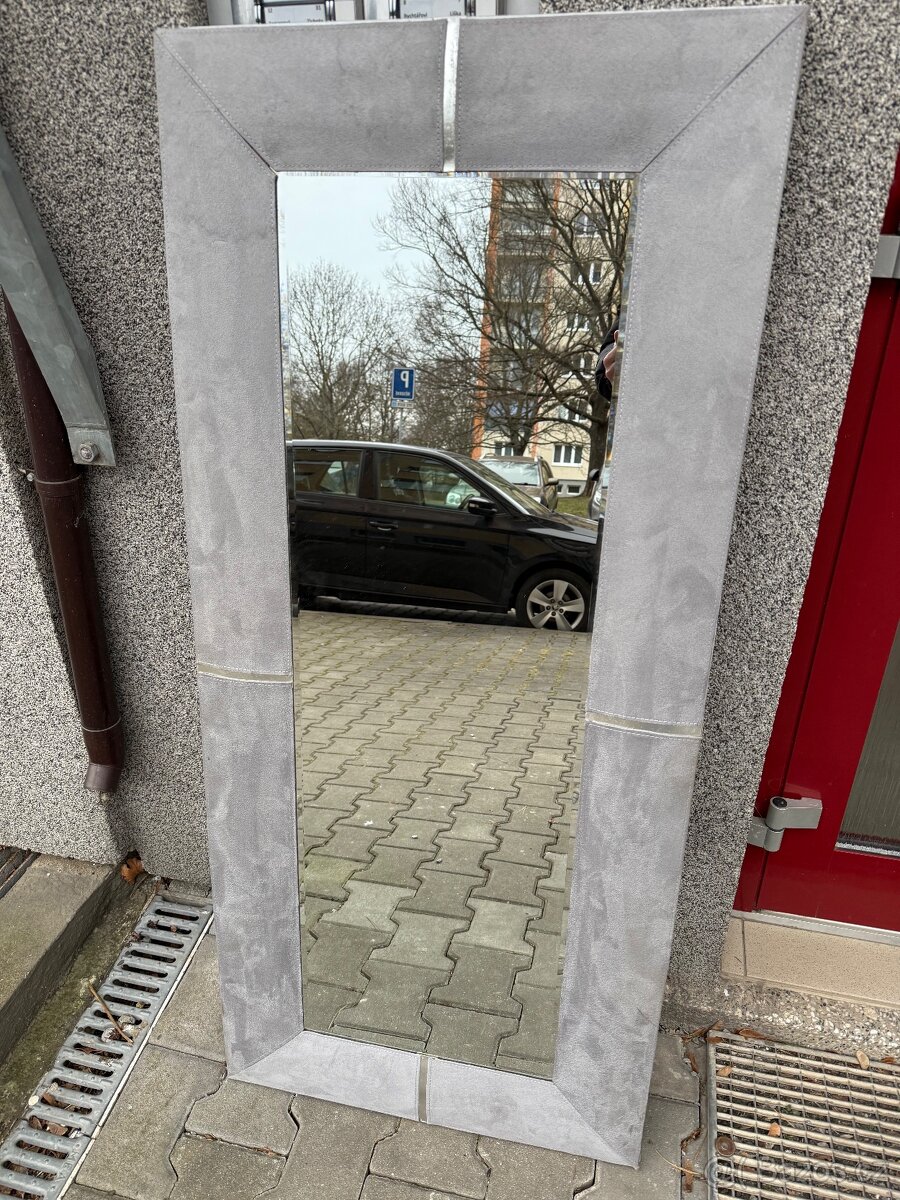 Zrcadlo s rámem
