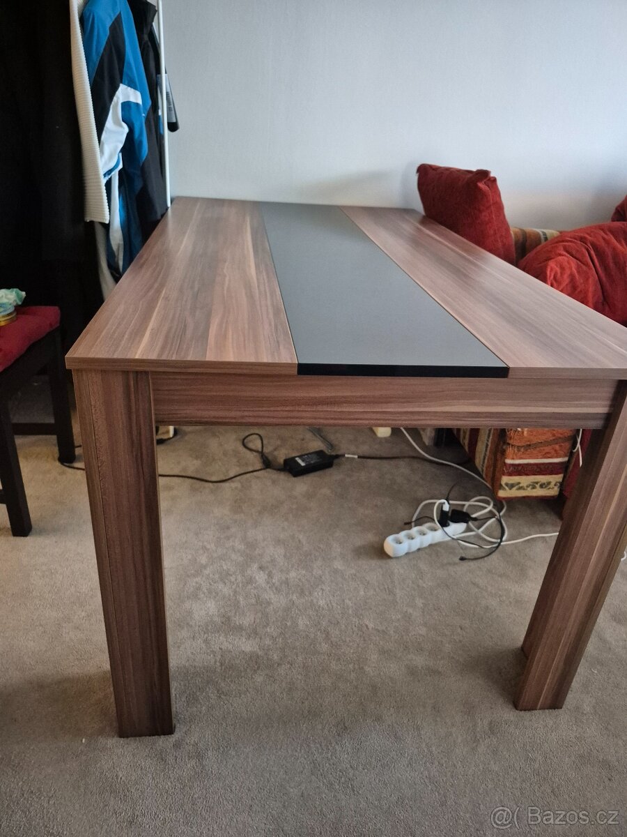 Jídelní stůl + 4 židle s podsedáky