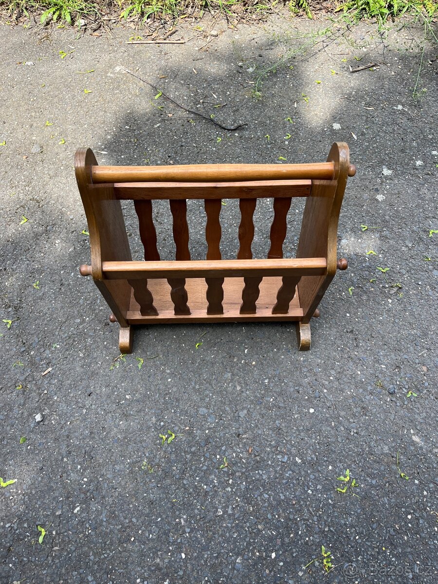 STOJÁNEK NA NOVINY - DŘEVĚNÝ