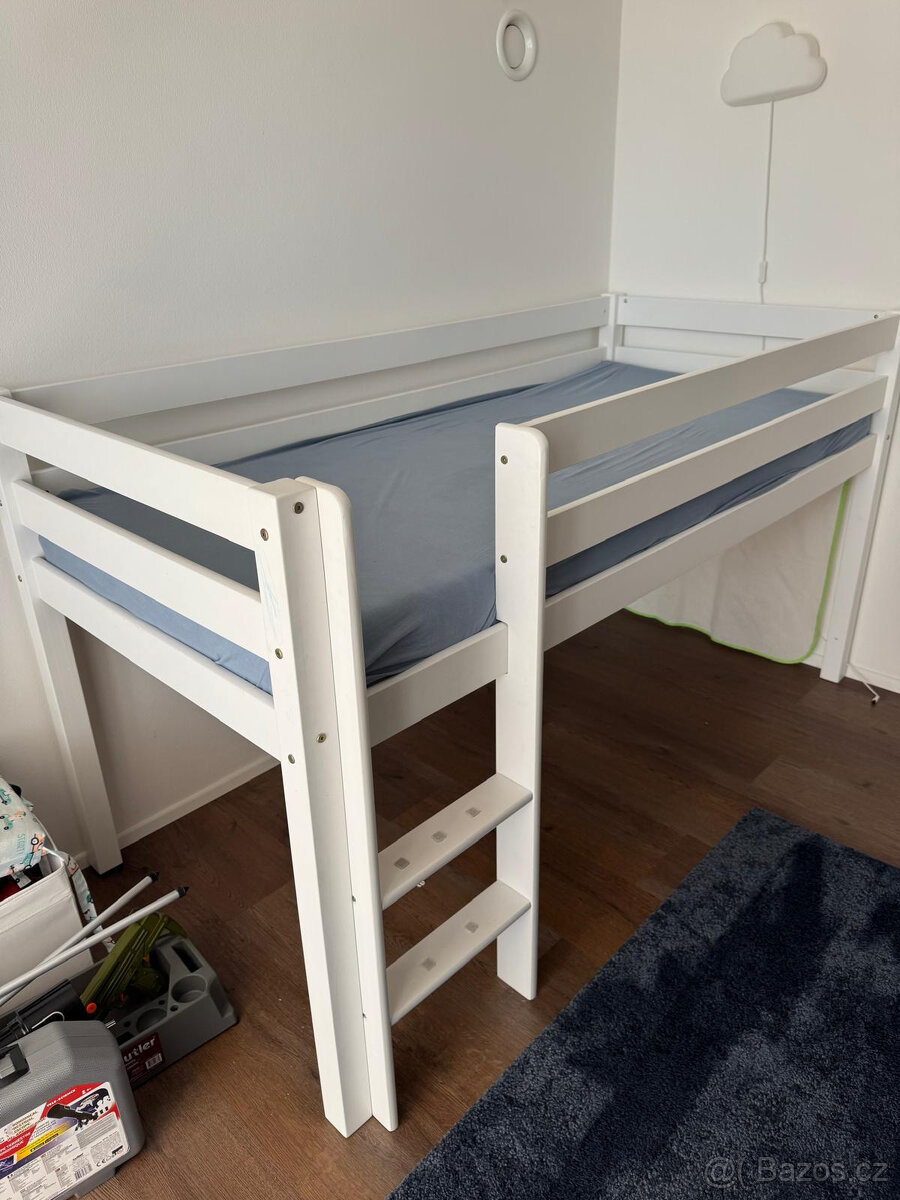 Dětská zvýšená postel z masivu