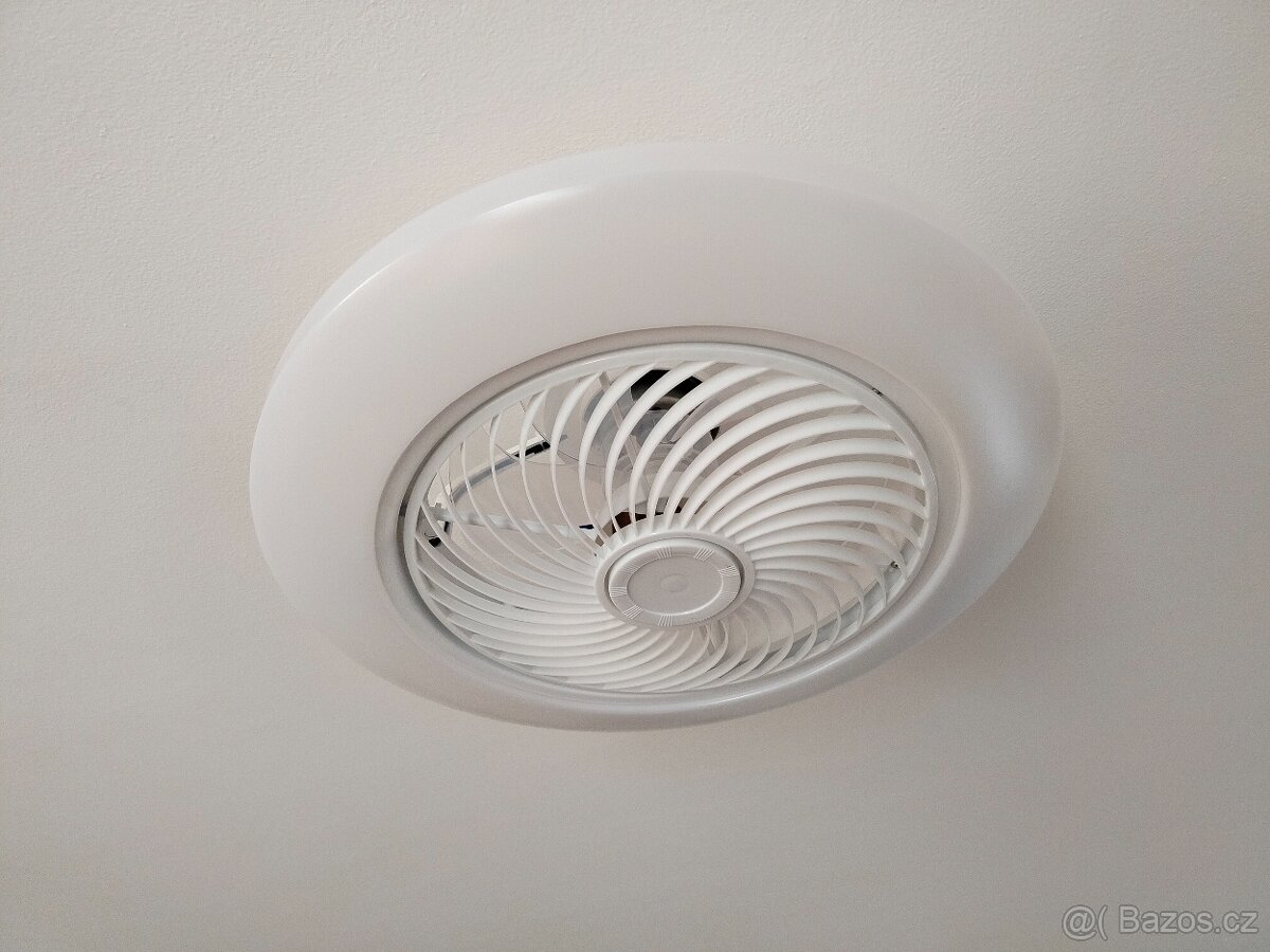 stropní ventilátor se LED světlem