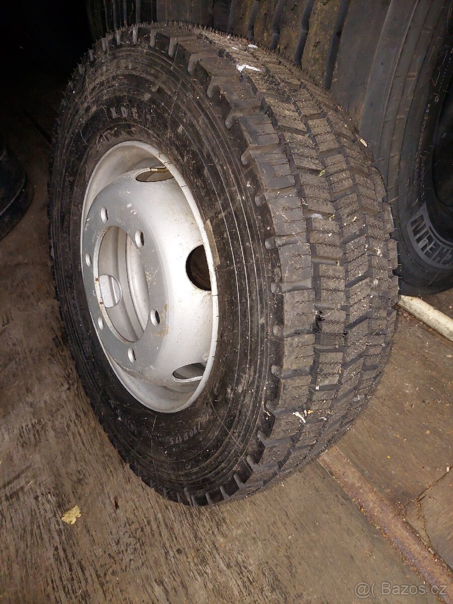 Prodám Michelin 245/75 R 17,5 remix