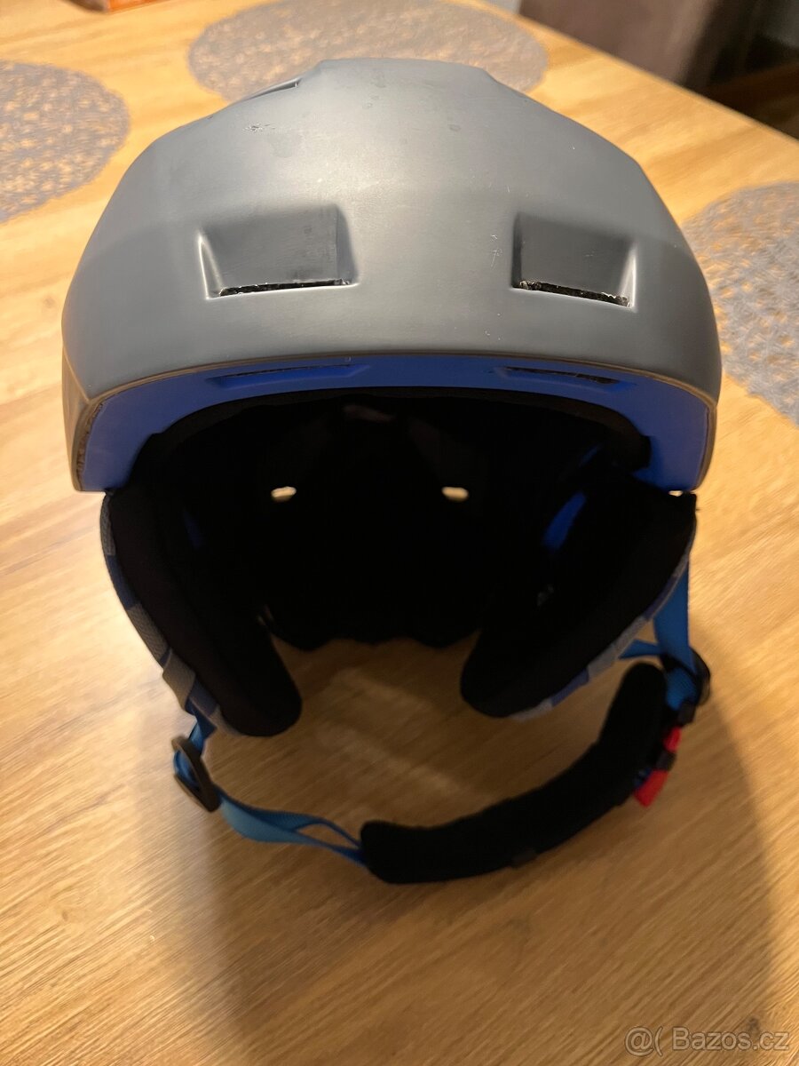 Lyžařská helma