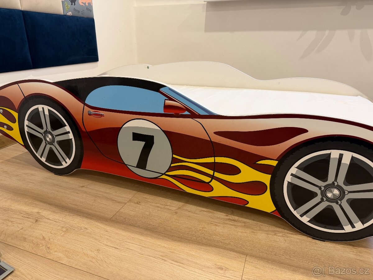 Dětská postel ve tvaru závodního auta