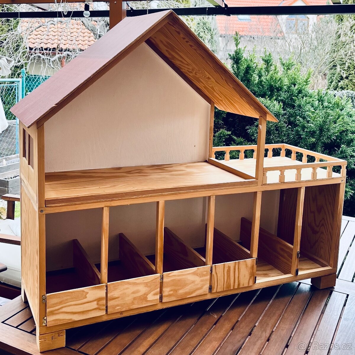 Stáj / domeček pro panenky