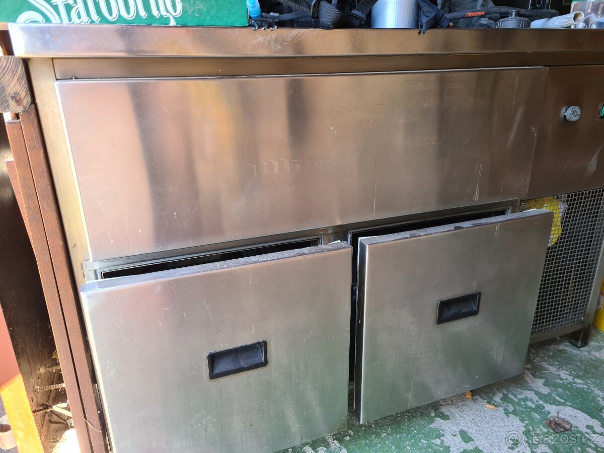 Saladeta se zásuvkami.