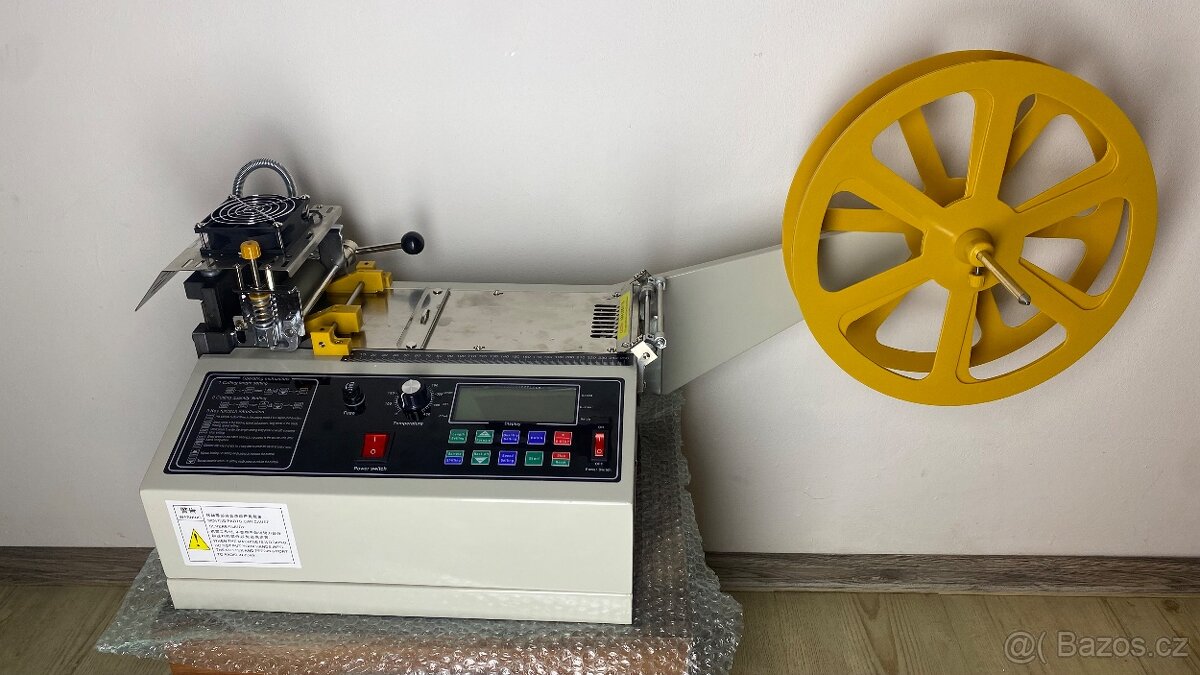 Automatický pásový řezací stroj.