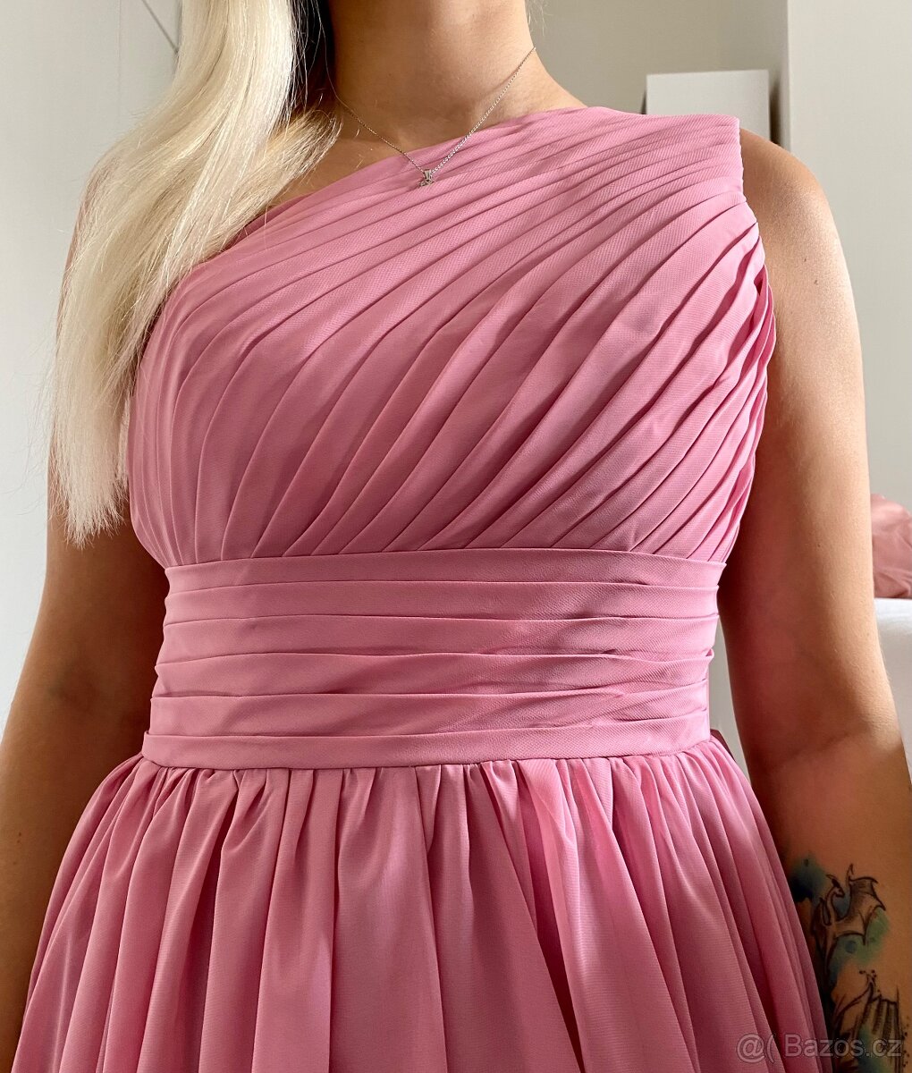 Krásné růžové šaty