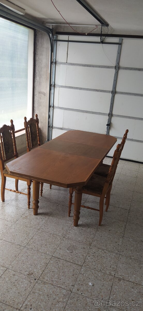 Rozkládací jídelní stůl se čtyřmi židlemi z masivu