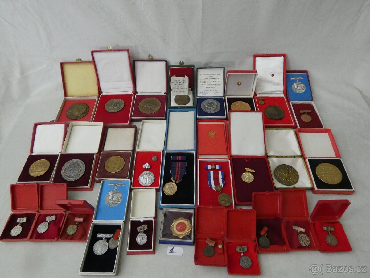 Medaile, vyznamenání, odznaky