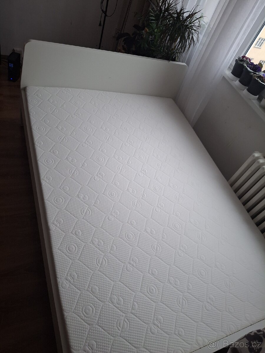 Krásná bila postel 140 šíře ..před dvěma měsíci koupená..