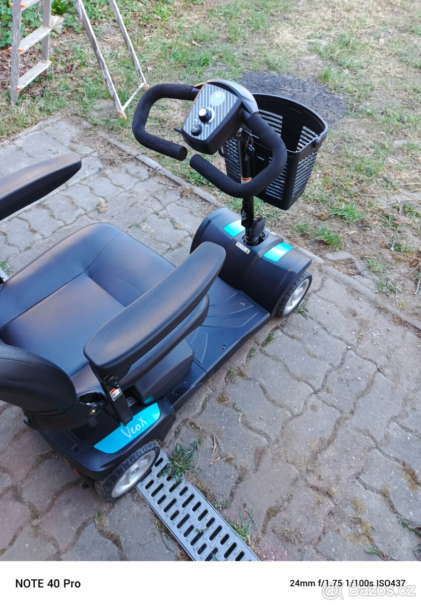 Invalidní elektrický vozík