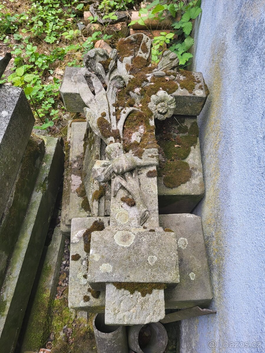 Náhrobek s podstavcem