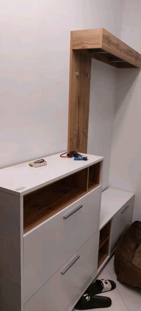 Předsíňová stěna. Jako nová.