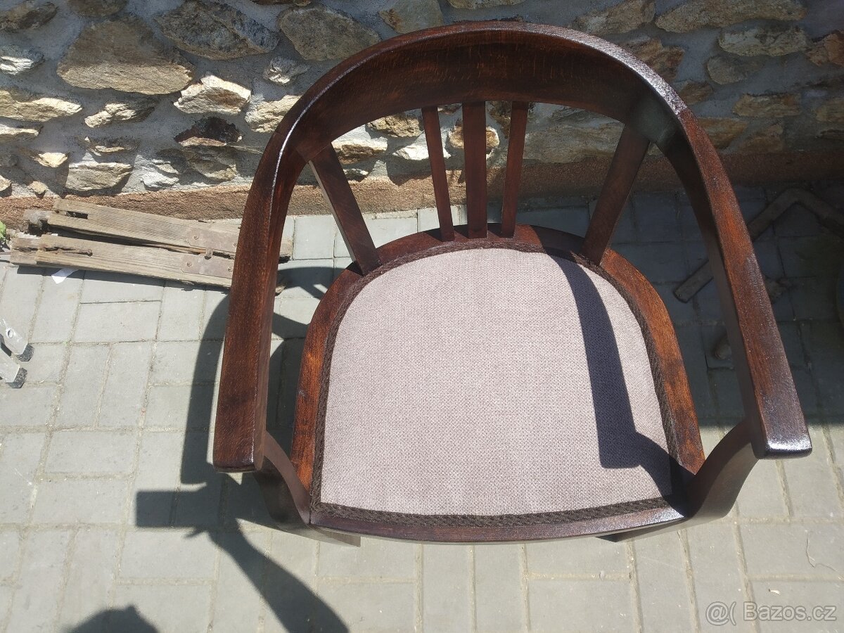 Starožitné křeslo po renovaci.