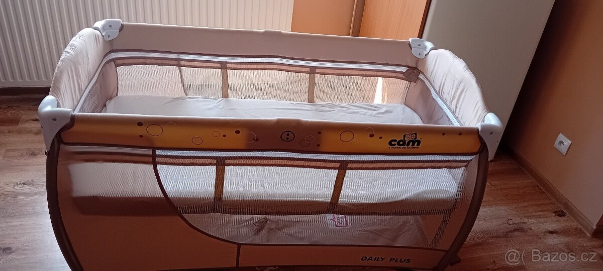 Přenosná, skládací postýlka