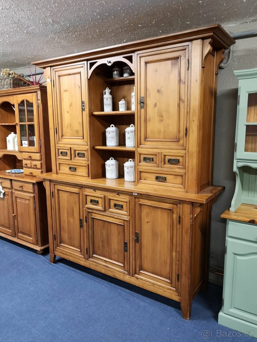 Masivní venkovská skříň.