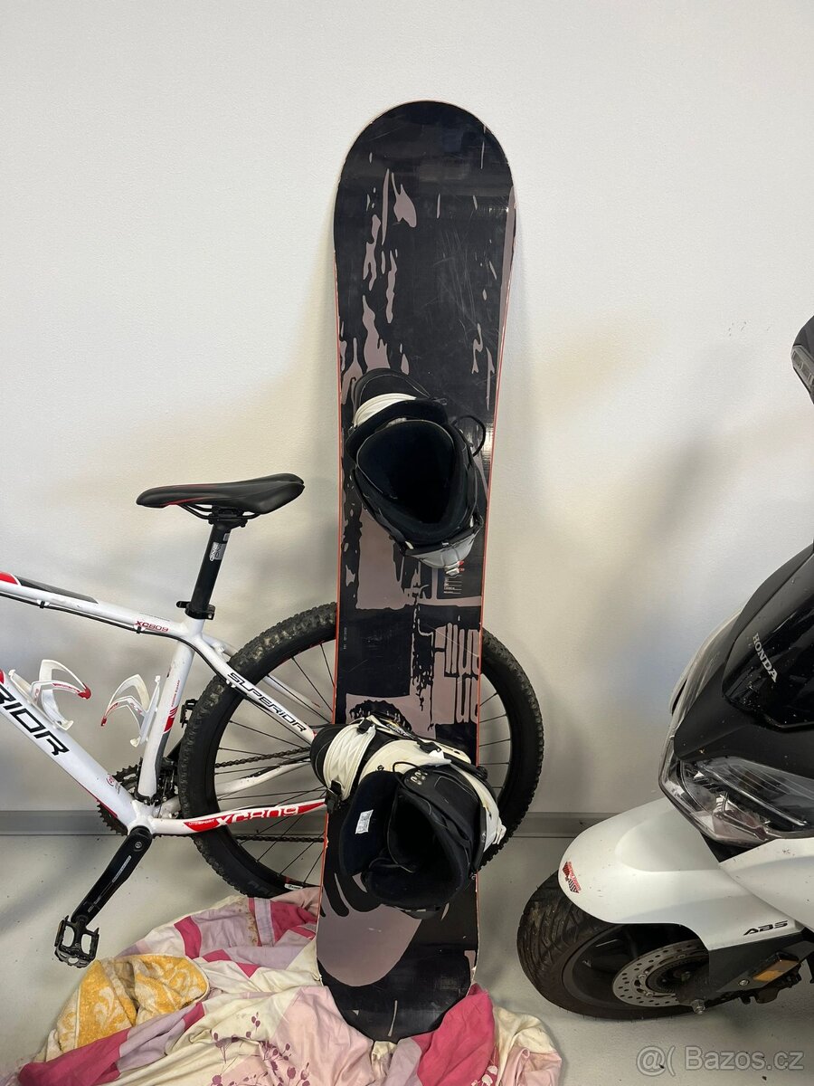 Prodám snowboard včetně vázání a bot