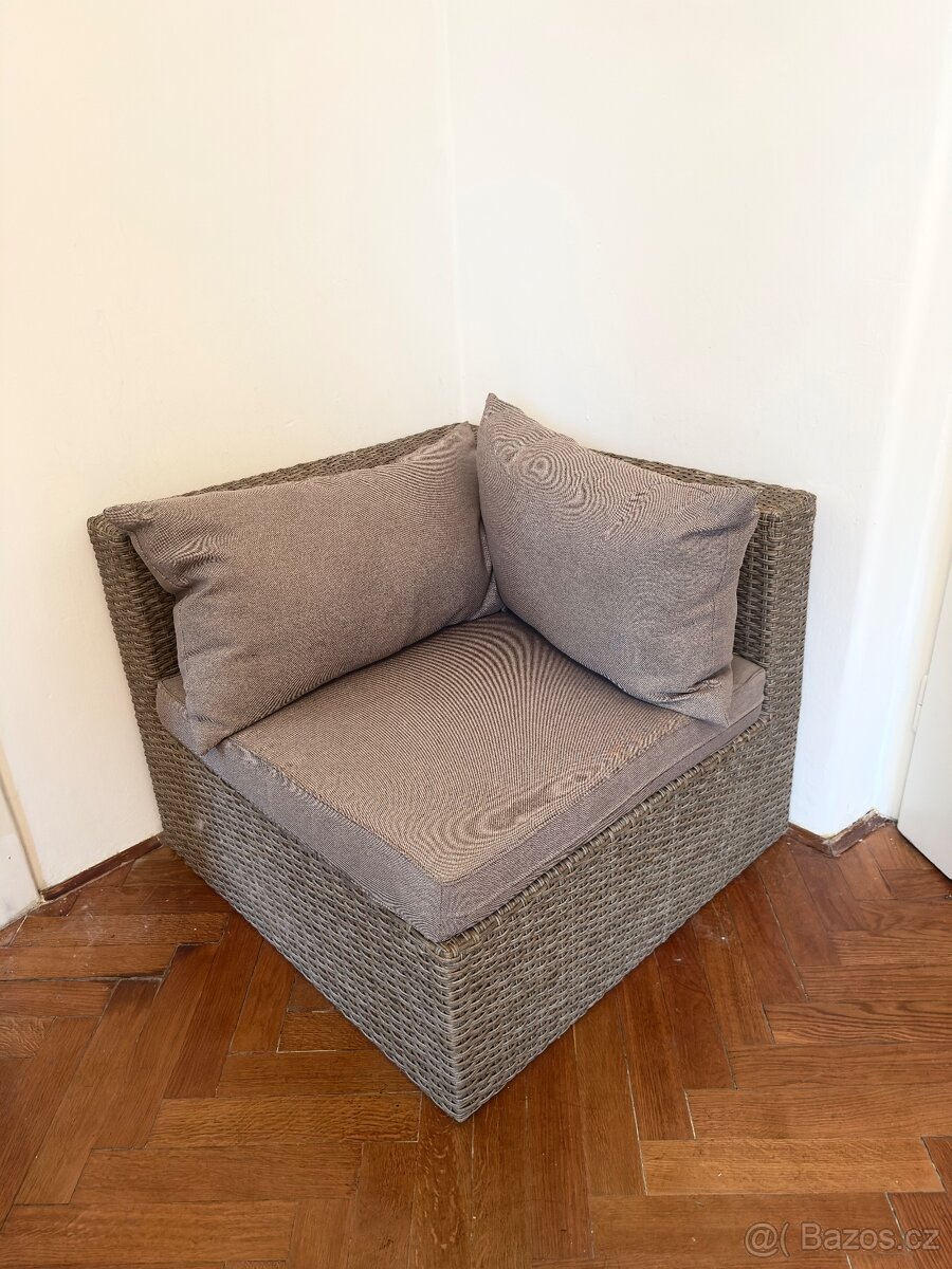 Ratanové rohové křeslo – výborný stav